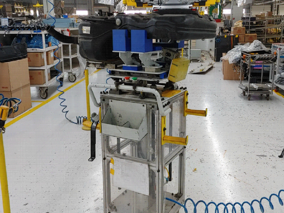 Fuel-Tank Manipulator with Lifter