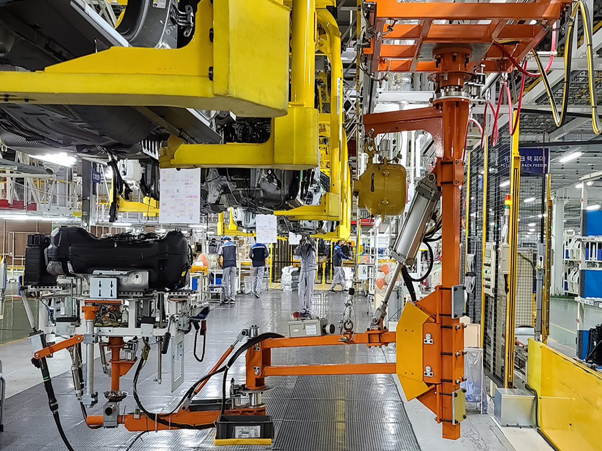 Fuel-Tank Manipulator with Lifter