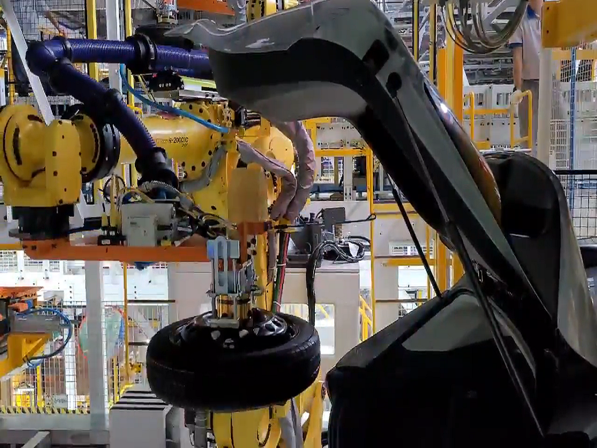 Robotized Spare Tire Loading System (on continuously moving conveyor)